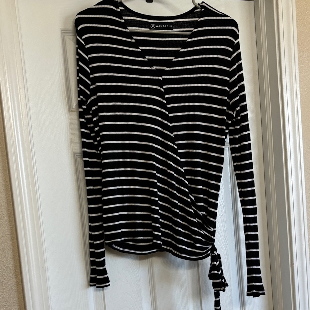 Chic Black and White Striped Long Sleeve Top
